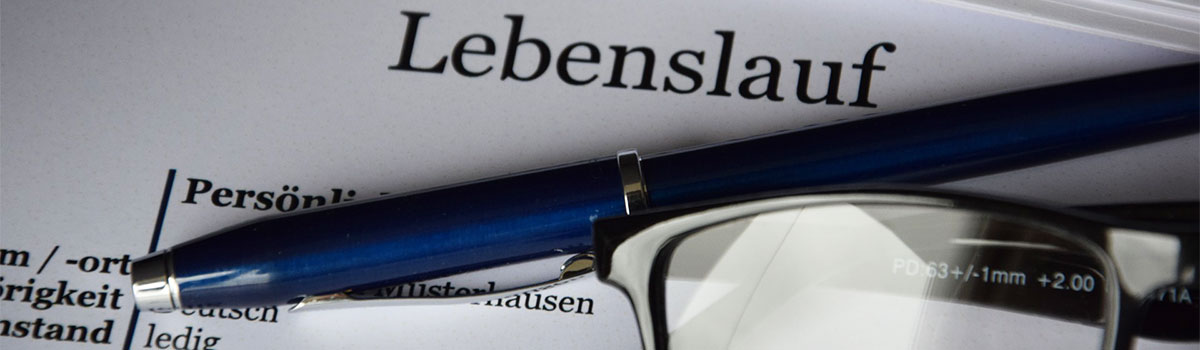 Lebenslauf erstellen, Brille, Kugelschreiber