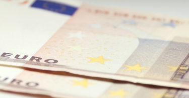 Zwei 50 Euro-Scheine auf dem Tisch