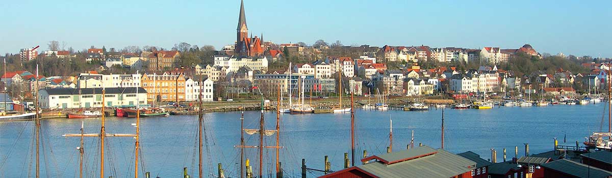 Blick über den Hafen auf die Ostseite der Stadt Flensburg