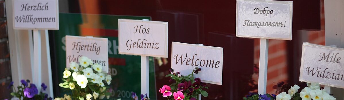 mehrsprachige Schilder für ein herzliches Willkommen