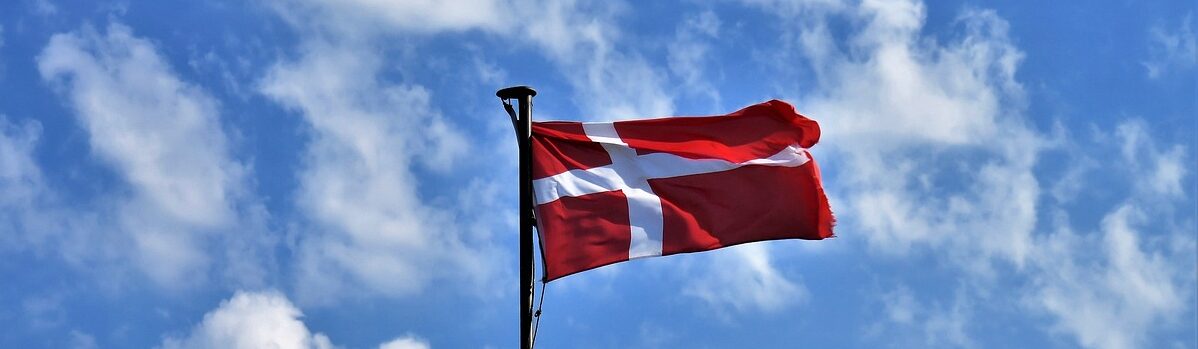 Dänische Flagge vor blauem Himmel