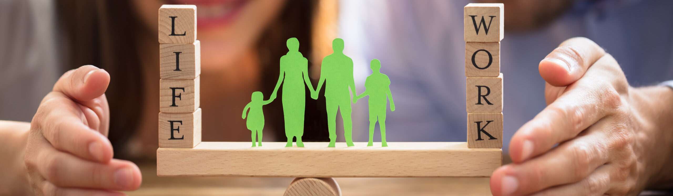 Eine Familie auf einer Waage